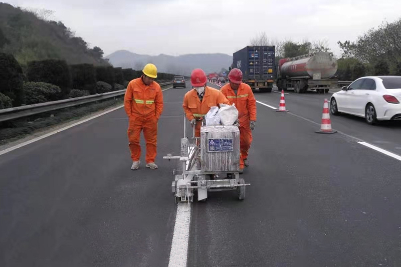 道路交通標線的作用2.jpg
