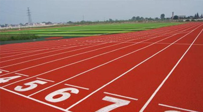 塑膠跑道遇熱會釋放有毒氣體嗎？