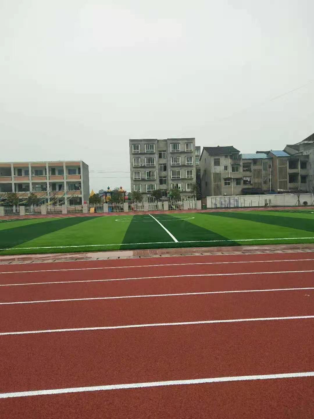 塑膠跑道足球場