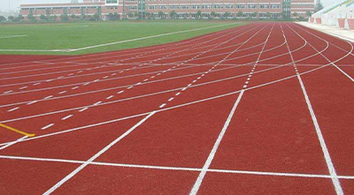 塑膠跑道施工發(fā)軟變粘的原因？