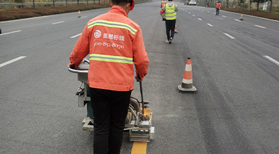 高速公路上進(jìn)行熱熔標(biāo)線施工有哪些注意事項(xiàng)？