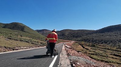 道路交通標線施工對于路面排水縫設置有哪些要求？